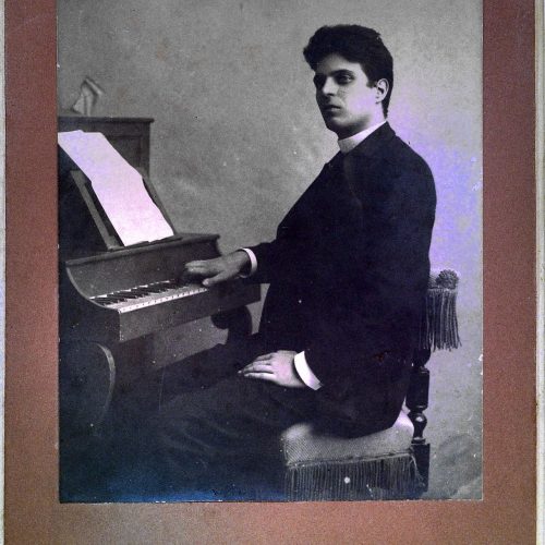 Pietro Mascagni al pianoforte